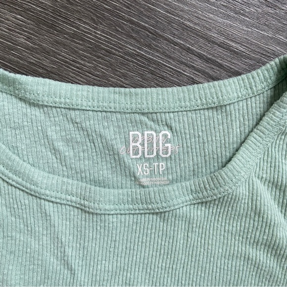 light green long sleeve crop top - Picture 5 of 7